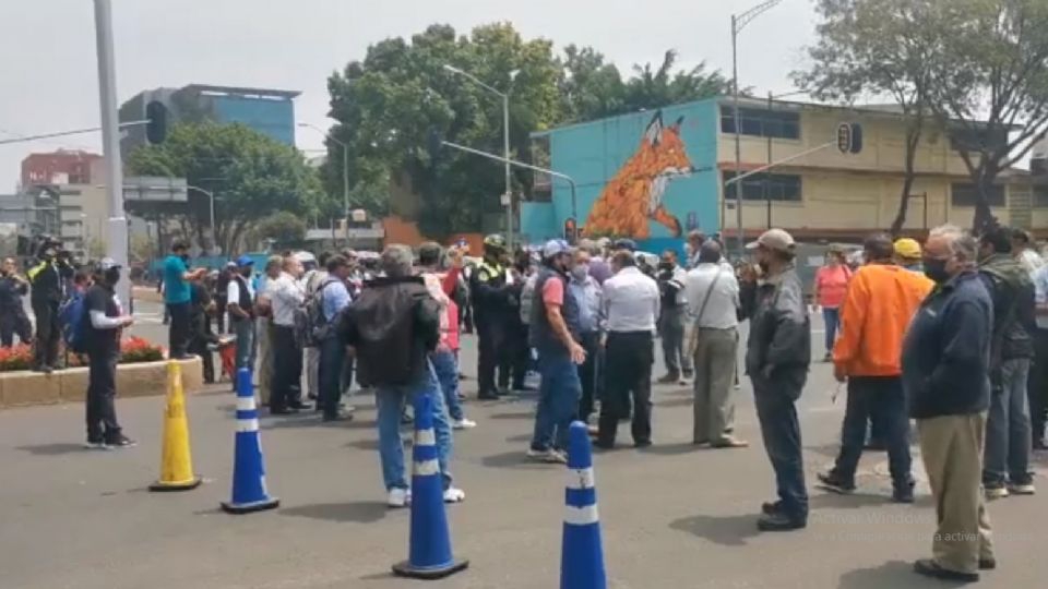 Extrabajadores de Ruta 100 exigen pago de liquidaciones; mantienen bloqueo en CDMX