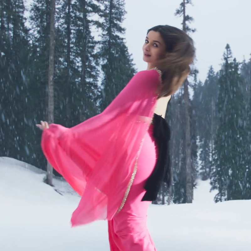 sexy-back-of-alia-bhatt-in-rocky-aur-rani-ki-prem-kahani-2023