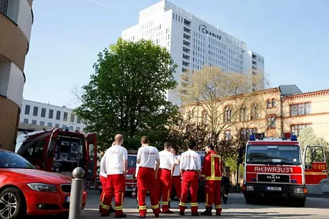 Los bomberos, junto al hospital de la Charité, en Berlín