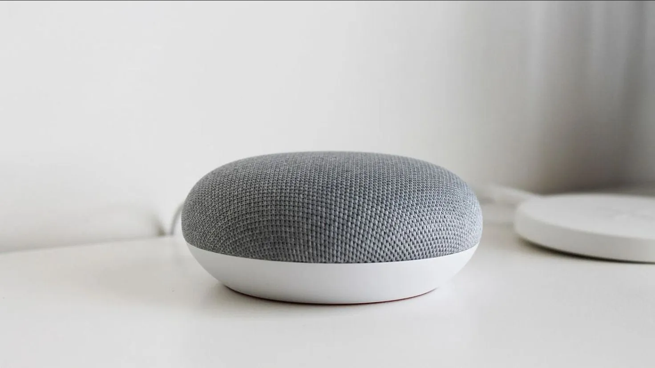Google Home alcanza su precio más bajo en Elektra, ¿es tan buena como Alexa?