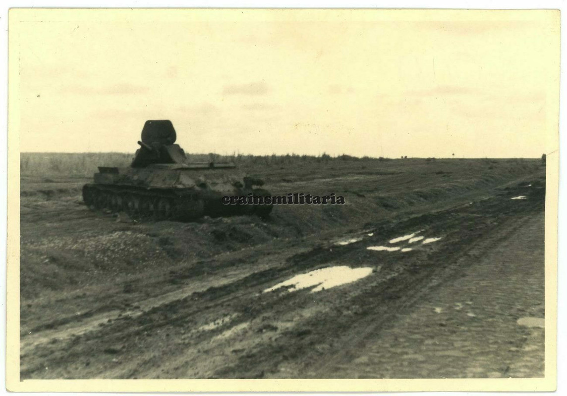 Orig. Foto zerstörte russische Panzer T-34 Tank Wrack in Russland 1941