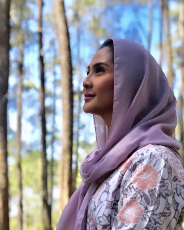 7 Potret anggun Maudy Koesnaedi saat kenakan hijab, manis banget