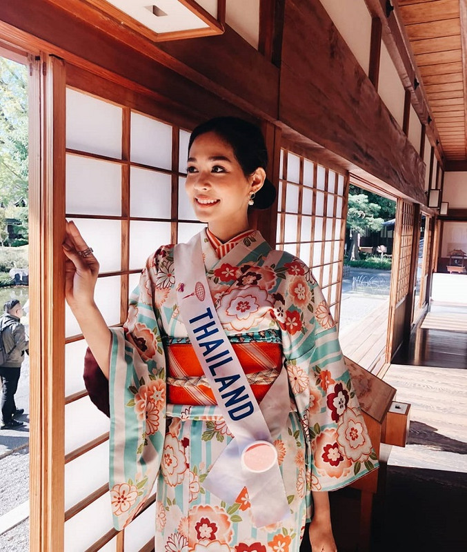 Mengenakan kimono berwarna cerah