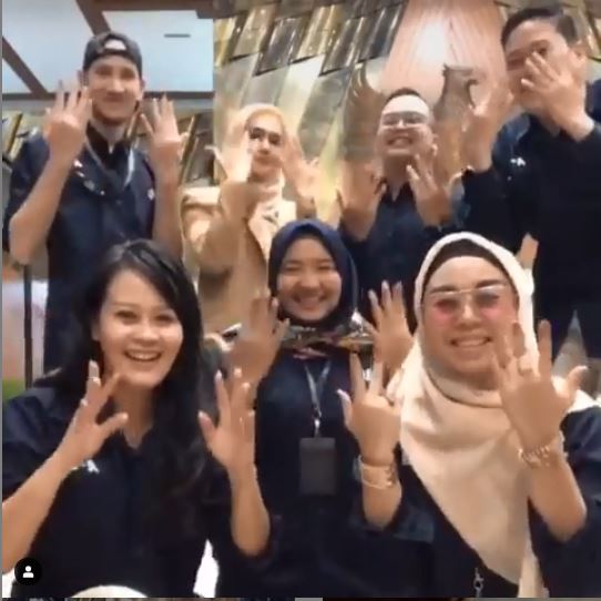 Aksi Mulan Jameela main Tik Tok bareng tim kerjanya