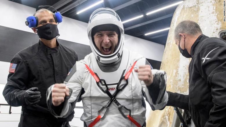 Astronautas usarán 'ropa interior' de respaldo por fugas en inodoro de SpaceX