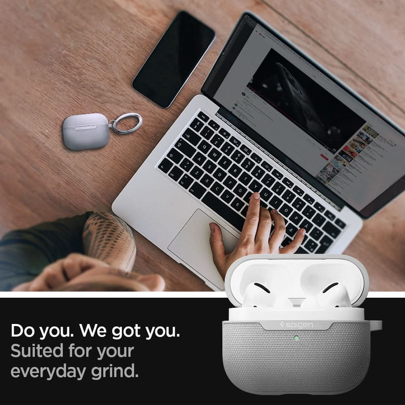 Forro Spigen Urban Fit para AirPods Pro mostrando su acabado de tela de primera calidad.
