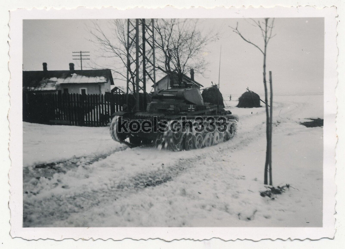 Foto Panzer II Kampfwagen der Wehrmacht in einem Dorf in Rumänien im Winter ..