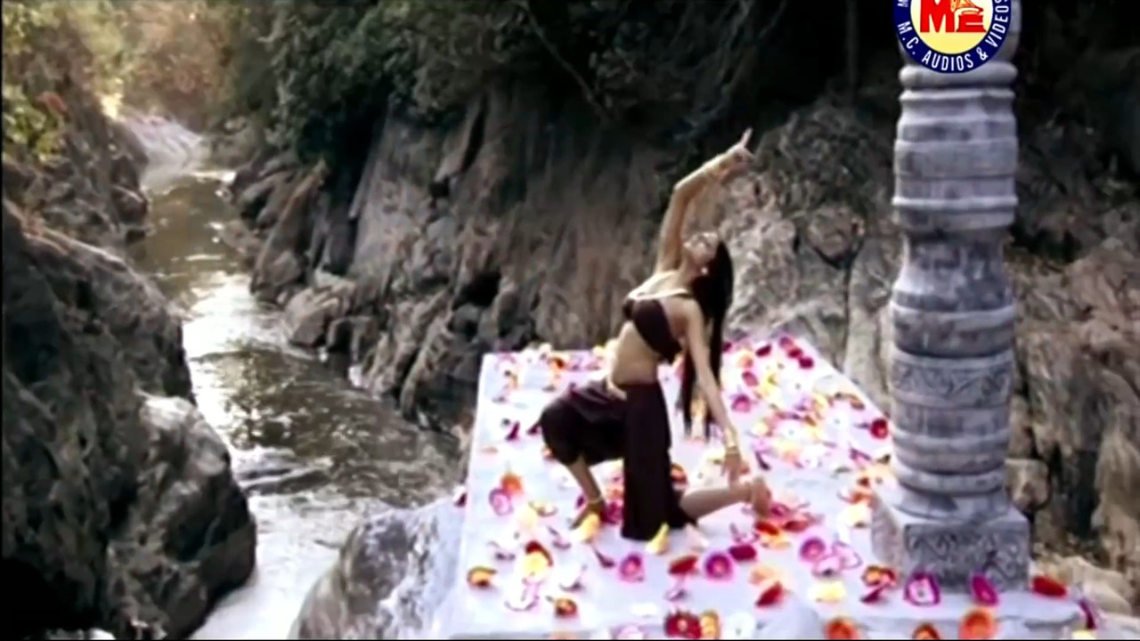 Haripriya - Hot Navel Show - Malayalam album song.mkv_snapshot_03.40.535