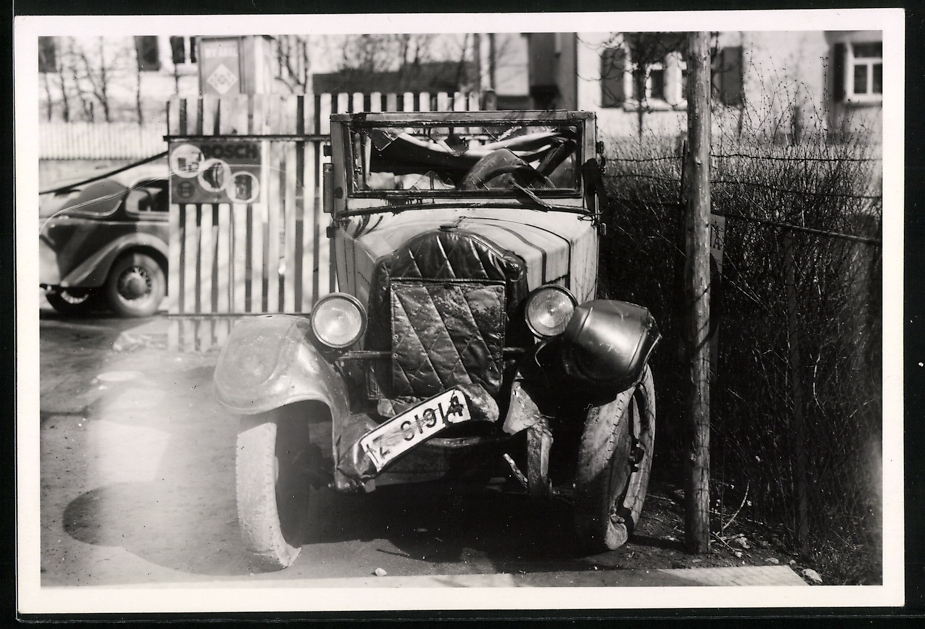 Fotografie Auto Opel verunfalltes Autowrack mit Kuehlerschutz Kennzeichen IZ 61914