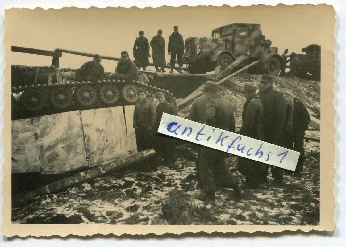 Panzer Sturmgeschütz von Brücke gestürzt und schw.Zugmaschine 19