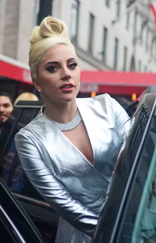 11-5-15-Leaving-her-apartment-in-NYC-002