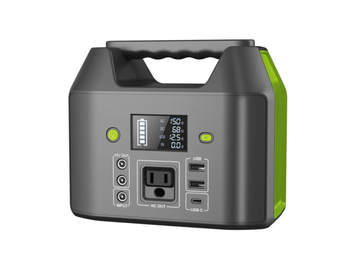 Estación de carga portátil EnginStar R150 mostrando sus múltiples puertos y pantalla LCD.