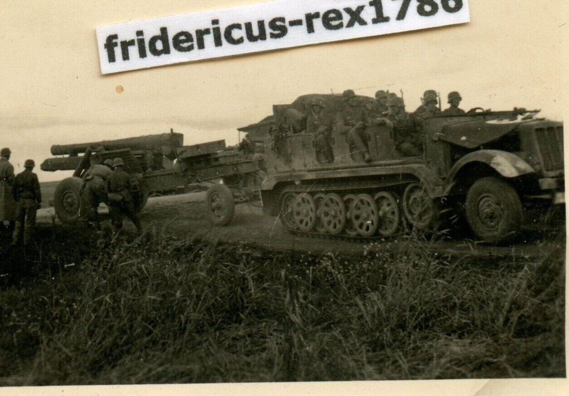 Foto Sd kfz Halbkette mit schwerer Artillerie Geschütz Besatzung Soldaten HKL