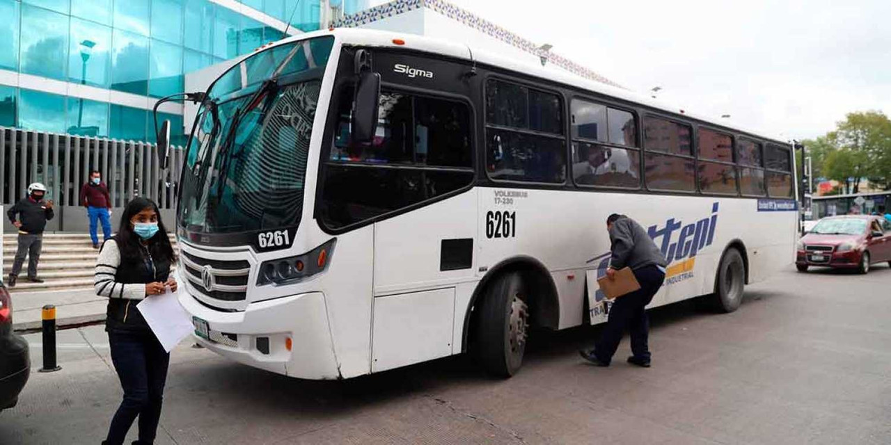 Asaltan a trabajadores de la Volkswagen cuando viajaban en camión de transporte