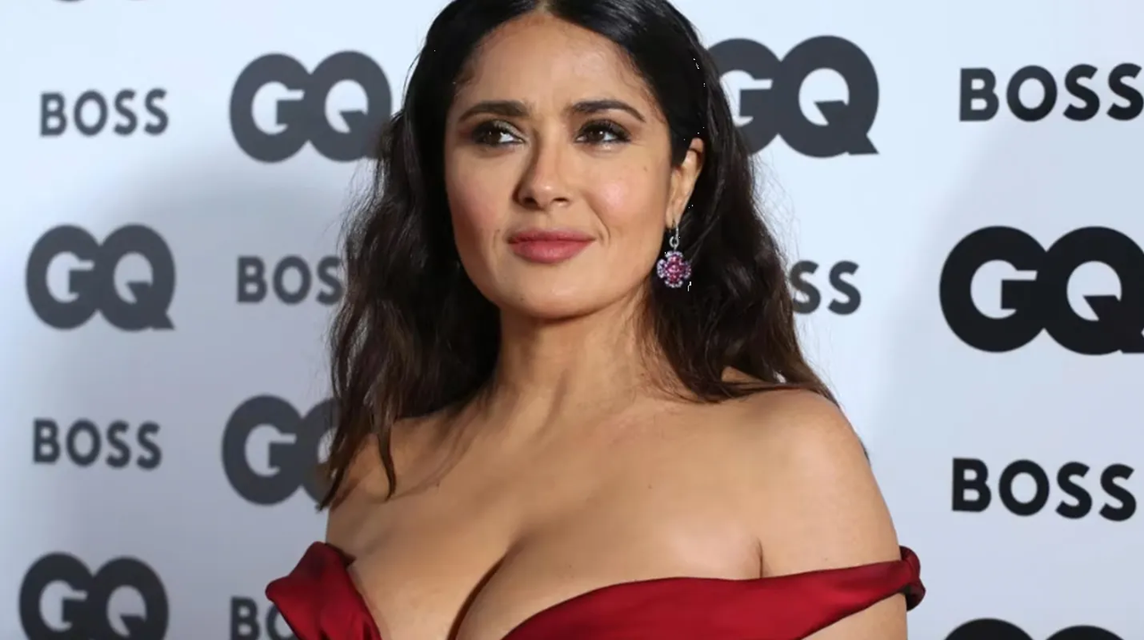 Salma Hayek sorprende con este escote en los premios GQ Men of the Year 2022