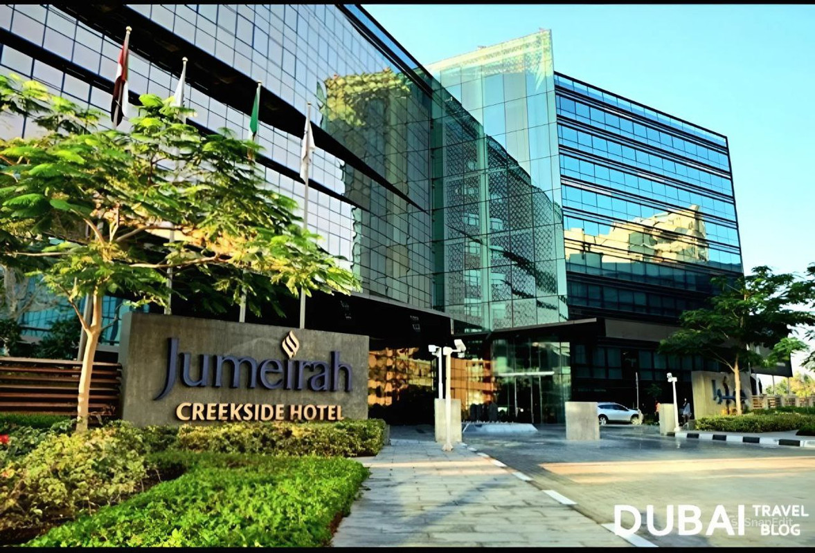 الواجهة الخارجية لفندق Jumeirah Creekside Dubai، بأجنحته الزجاجية الزاويّة وتصميمه المعماري المعاصر الذي يعكس الفخامة والرفاهية في قلب الخليج التجاري