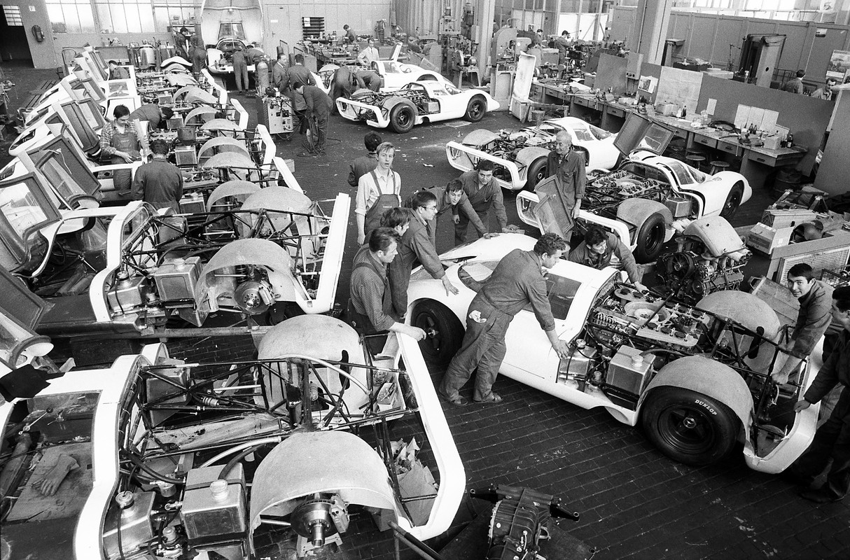 PORSCHE_Frenética actividad en el taller de Porsche para el mont