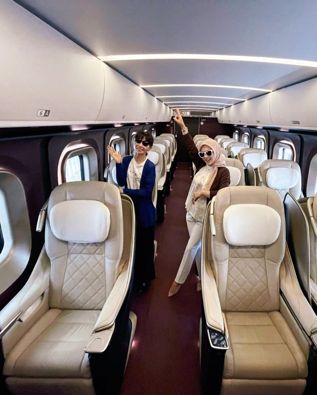 Potret bahagia Syahrini saat memamerkan fasilitas eksklusif kereta cepat yang ia naiki selagi liburan ke Jepang beberapa waktu lalu.