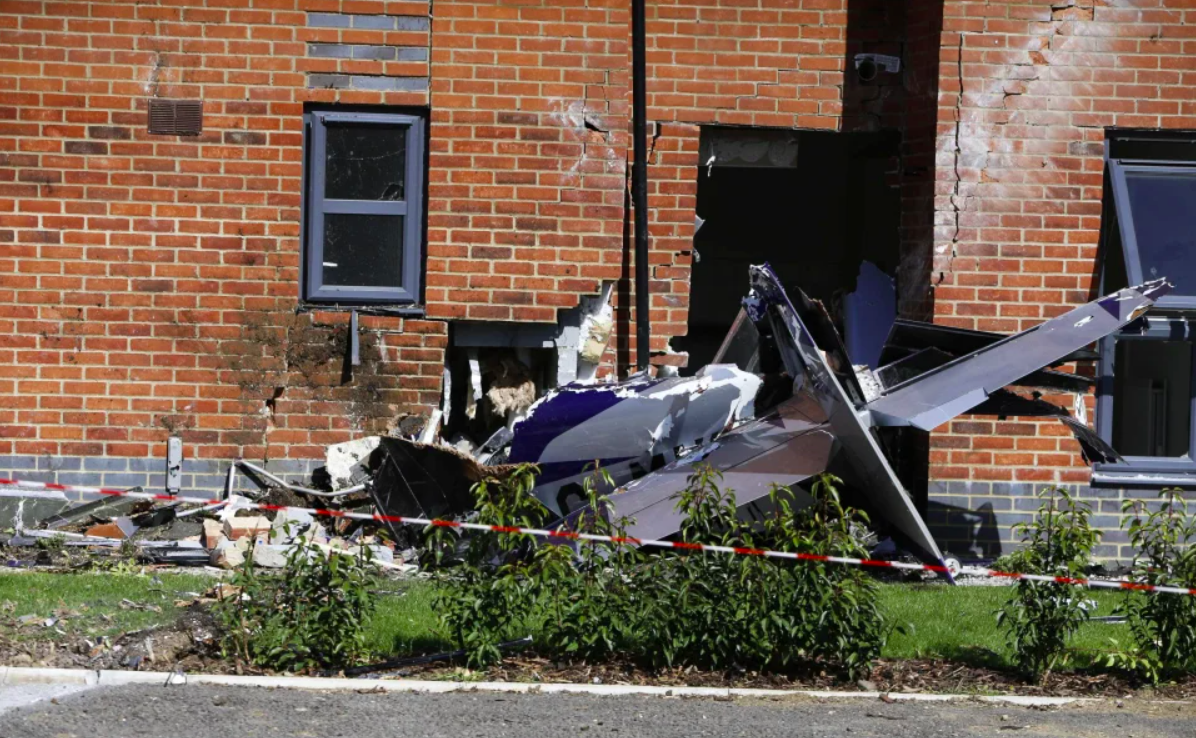 Avión se estrella contra edificio de departamentos en Inglaterra