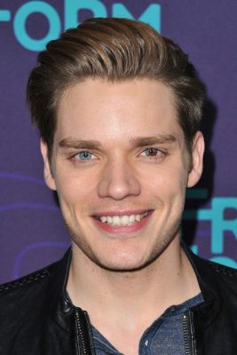 Arnold Schwarzenegger - Página 21 Dominic-Sherwood-at-Disney-ABC-2016-Winter-TCA-Tour-267x400