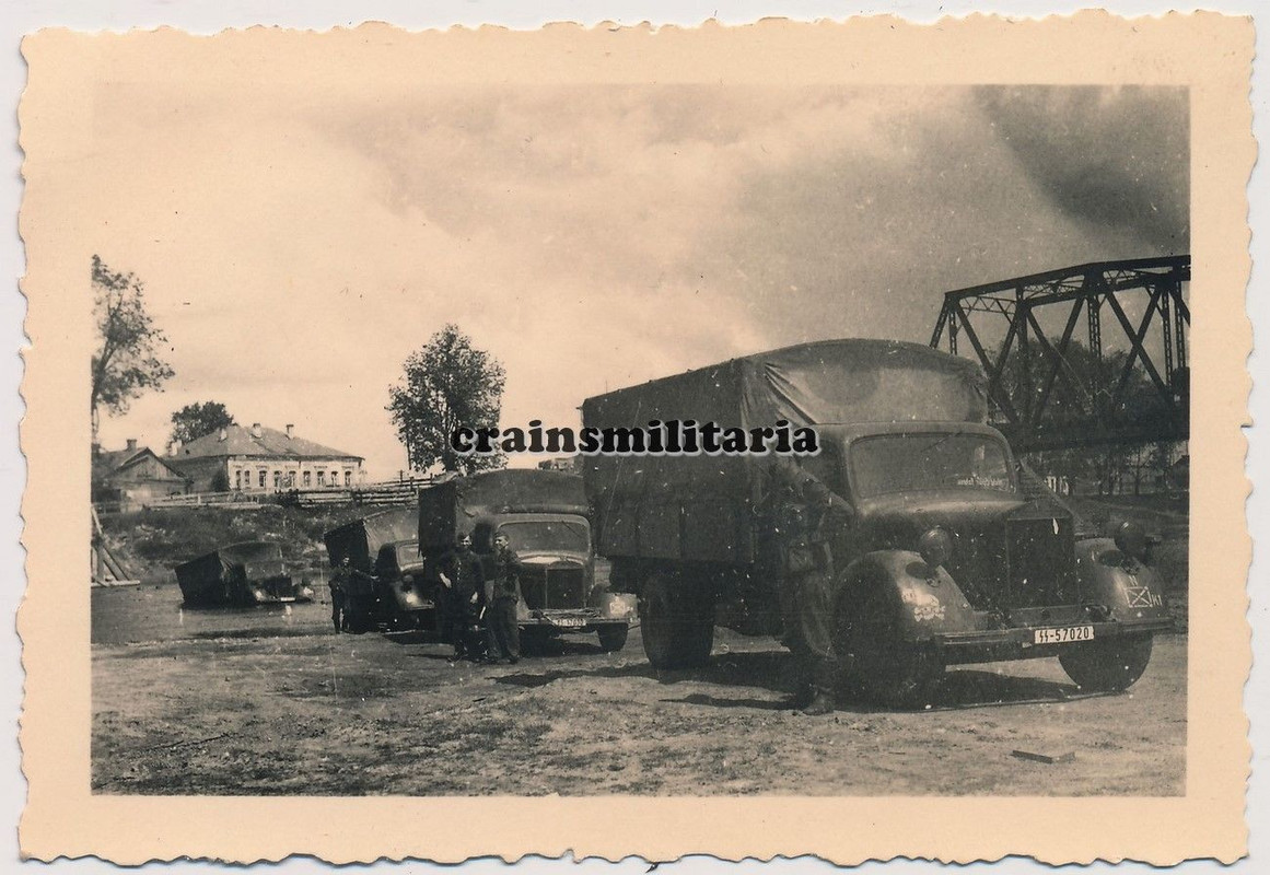 Orig. Foto Mercedes Benz 3000 Lkw m. Wappen b. Brücke in DEMJANS