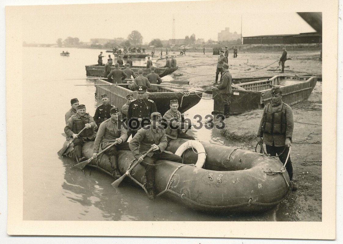 Foto Pioniere der Wehrmacht mit Floßsack Schlauchboot und Pontos auf einem Fluss