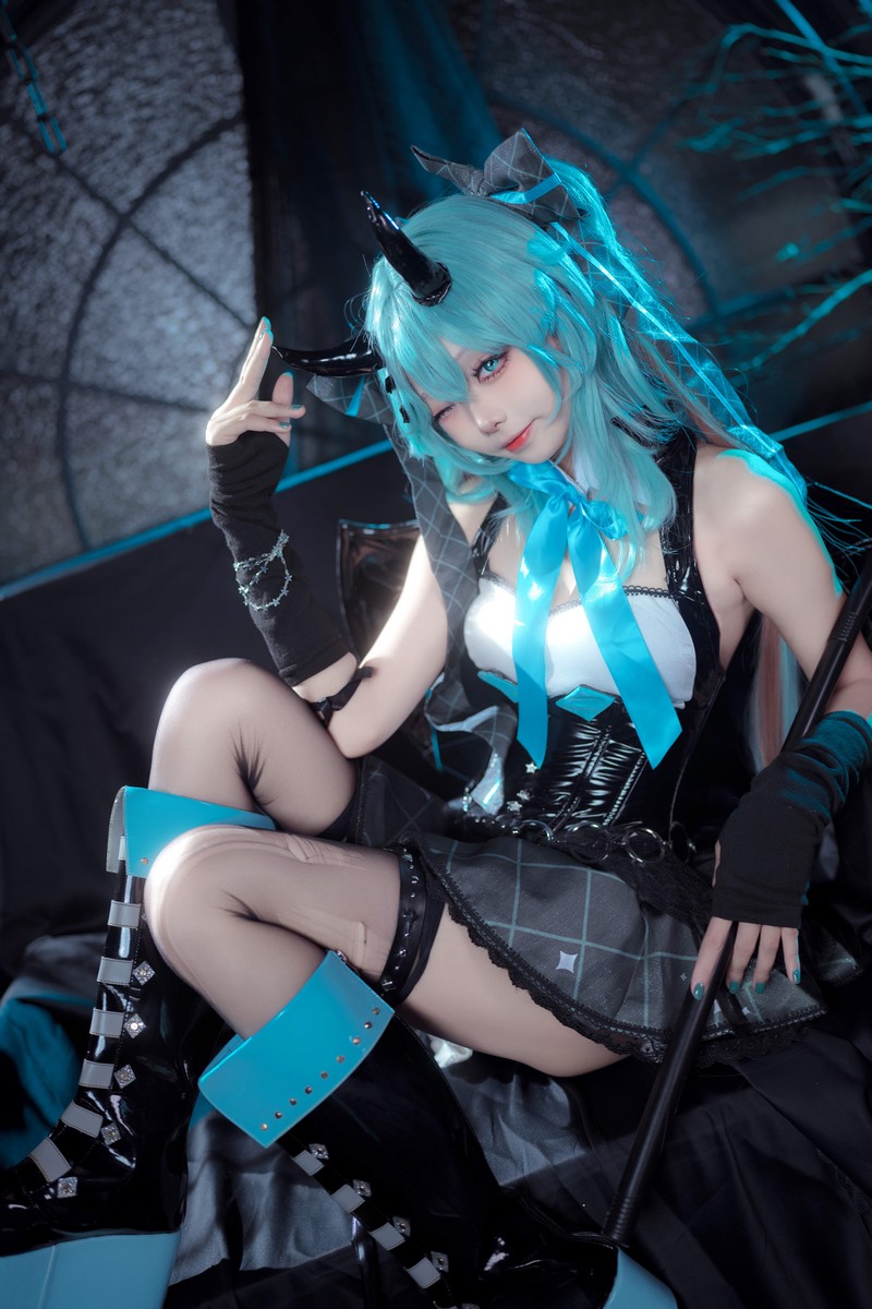 艾西Aiwest 初音未来小恶魔Cosplay写真图集 Miku恶魔主题高清图集 26P (157.7M)插图8