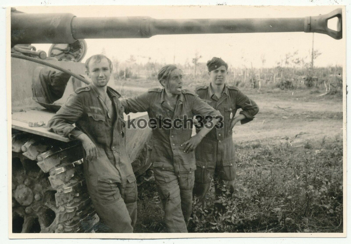 Foto Panzermänner vor einem Tiger Panzer an der Ostfront in Russland Pz.Kpfw. VI