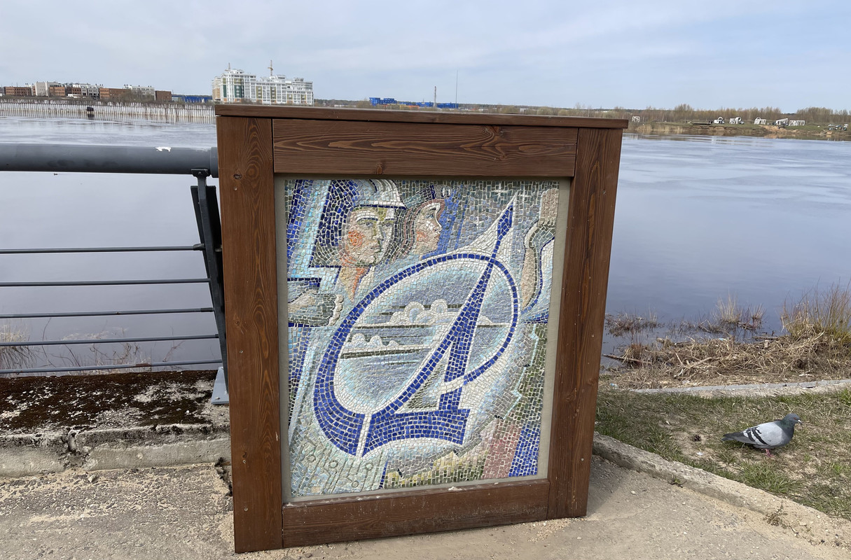 мозаика на набережной в Дубне