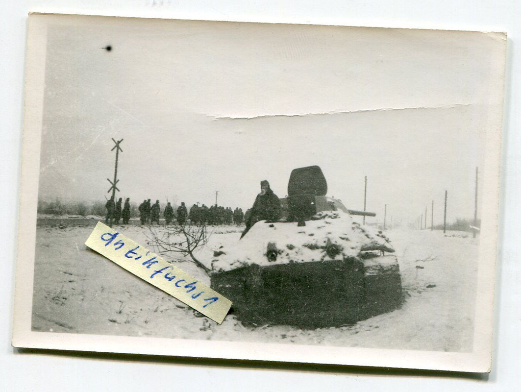 verlassener T-34 Panzer aus Rußland im Winter an der Ostfront