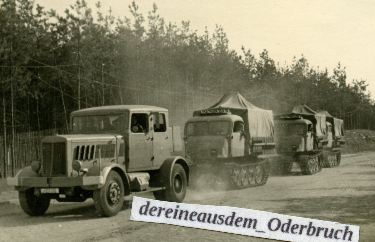 Foto Fahrschule Straßenschlepper Hanomag mit 3 Steyr Raupenschlepper Ost RSO