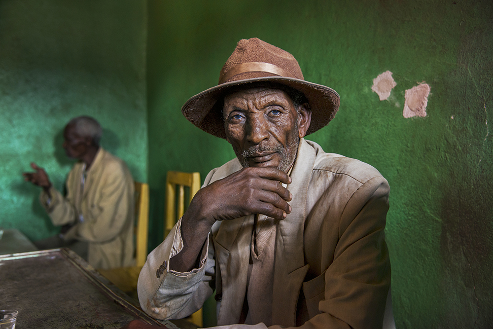 Elderly-man-in-a-green-room-steve-mccurry.jpg