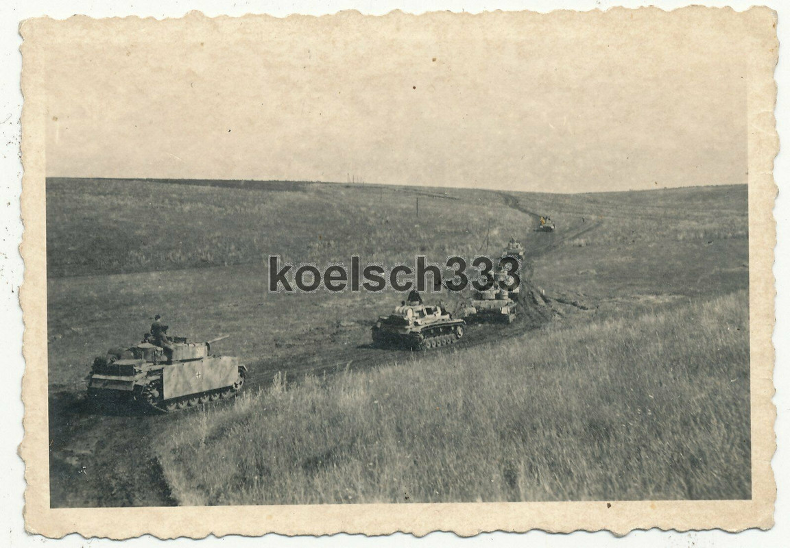 Foto Panzer der Wehrmacht auf dem Vormarsch in Russland Pz. III Seitenschürzen !