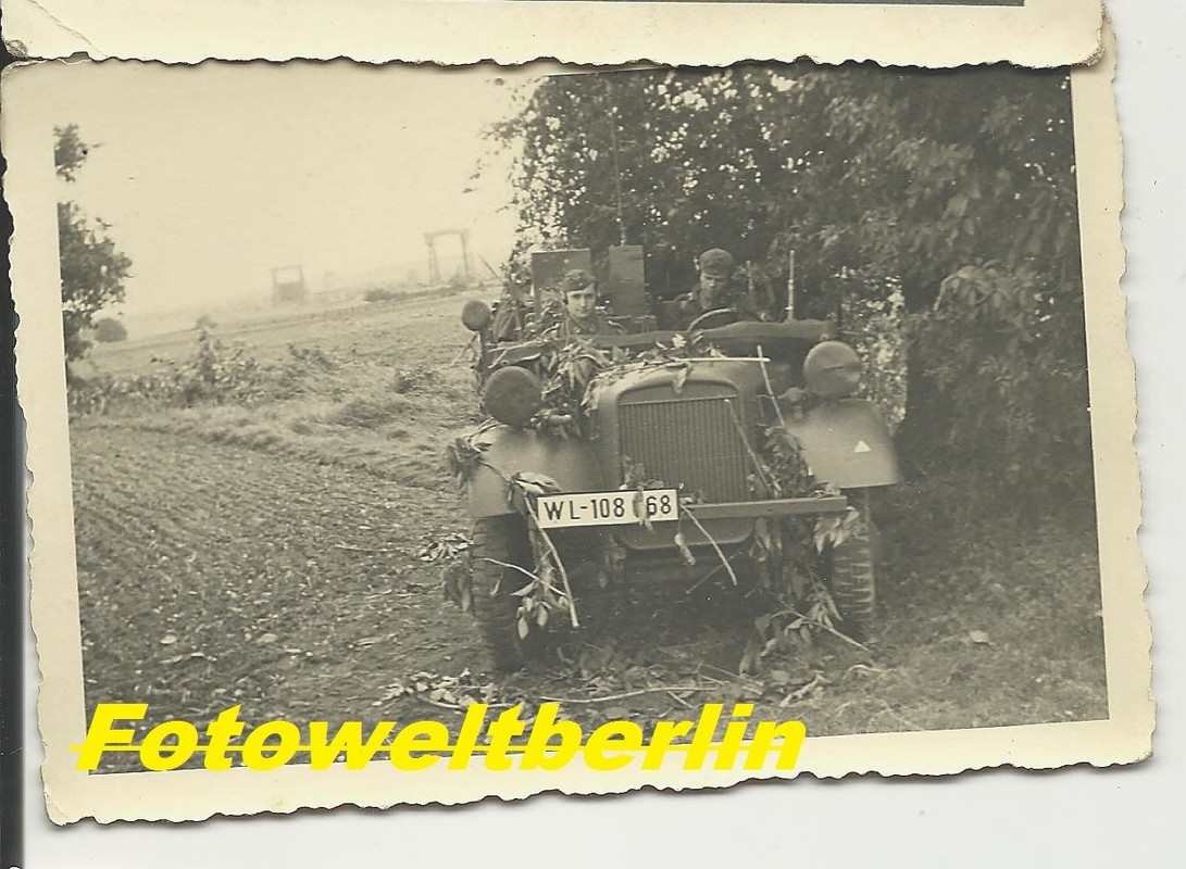 Foto 2 WK Luftwaffen Kübel Jeep Funker in Tarnst