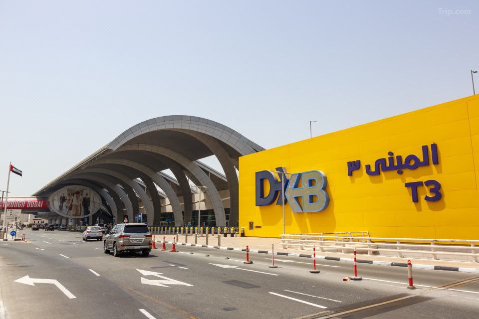 صورة لمطار دبي الدولي DXB – المبنى رقم 3، بواجهته الحديثة وتصميمه الفاخر الذي يستقبل المسافرين من مختلف أنحاء العالم.