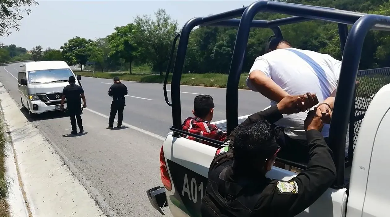 Detienen en NL a tres “polleros”; trasladaban 46 migrantes