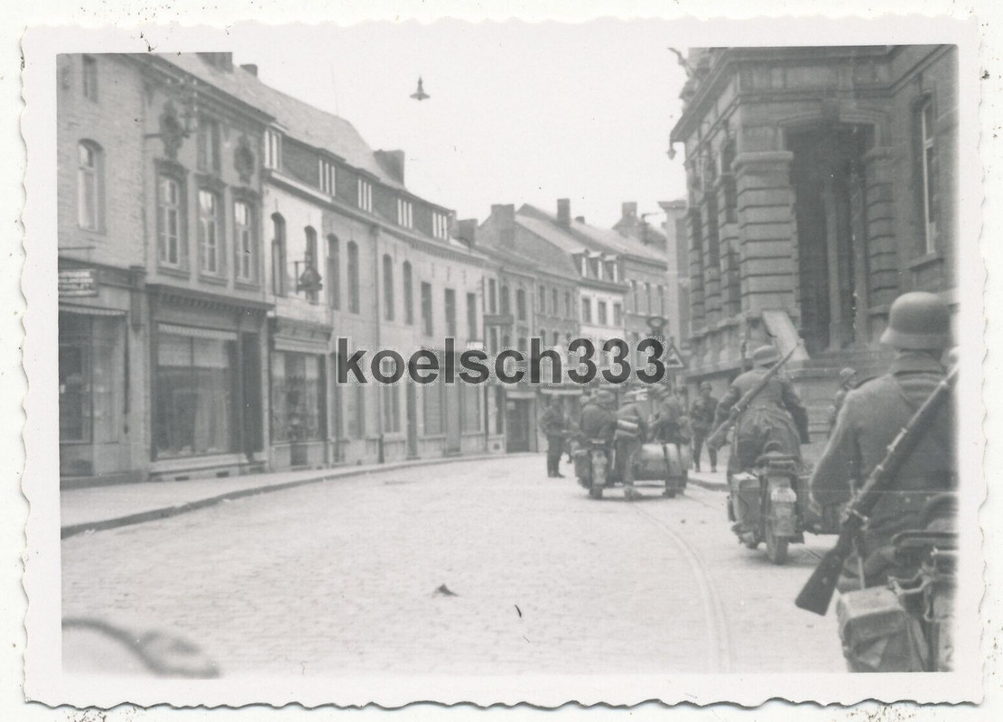 Foto Kradschützen der Wehrmacht in Ciney Belgien Westfeldzug 1940