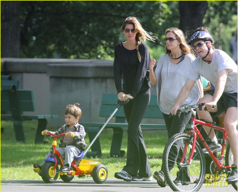 gisele bundchen pregnant stroll with benjamin 04 — Postimages