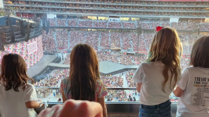 Potret keseruan Mark Zuckerberg saat mengajak anak dan istri menonton langsung konser Taylor Swift, Eras Tour di California.