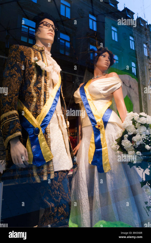 mannequins-representing-princess-victoria-and-daniel-westling-prior-BN5X8R