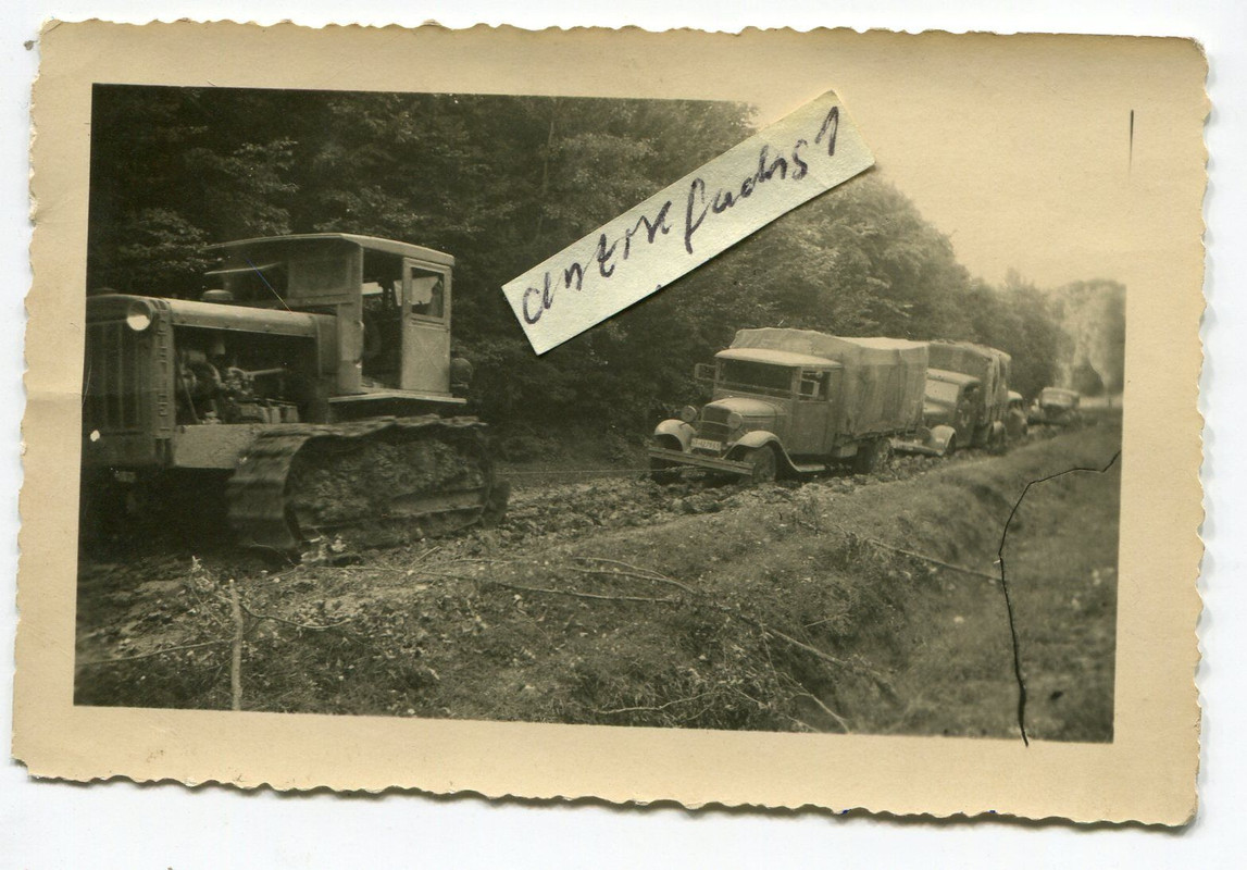 Beute-Raupen-Schlepper aus Rußland schleppt WH-M