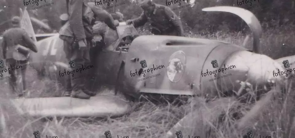 orginal Foto 2. Weltkrieg abg. Flugzeug Messerschmitt ME109 Wappen Kennung (1)