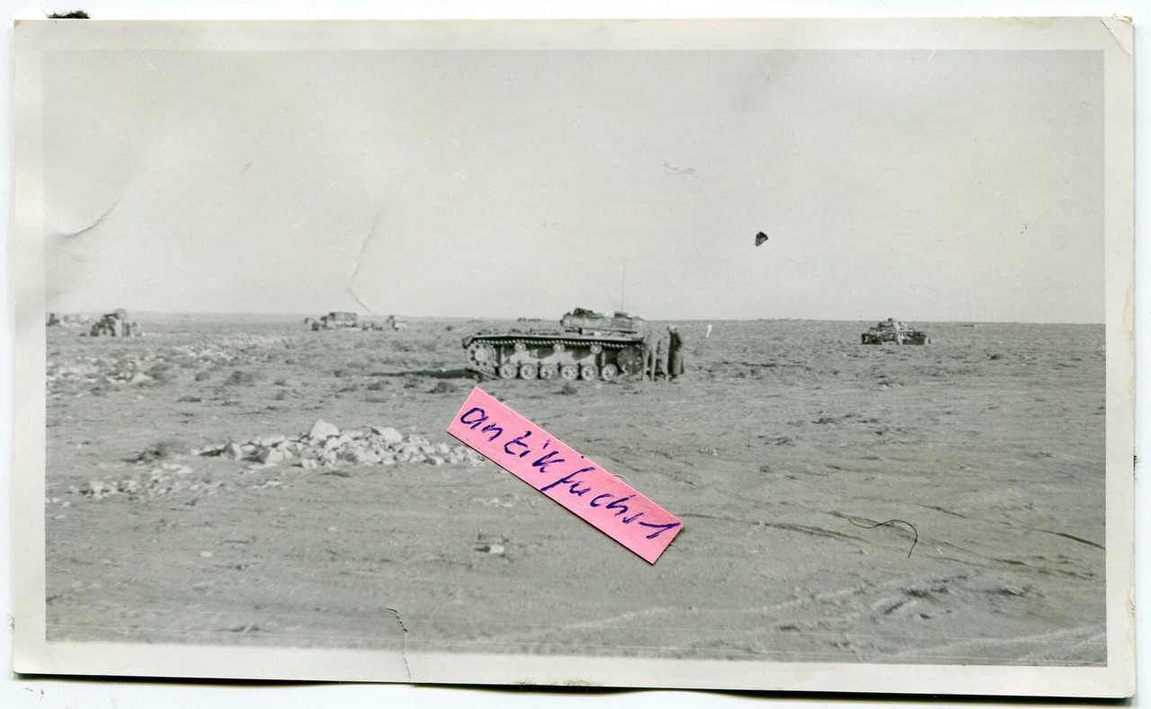 Deut. Panzer ohne Turm in der Wüste in Afrika be