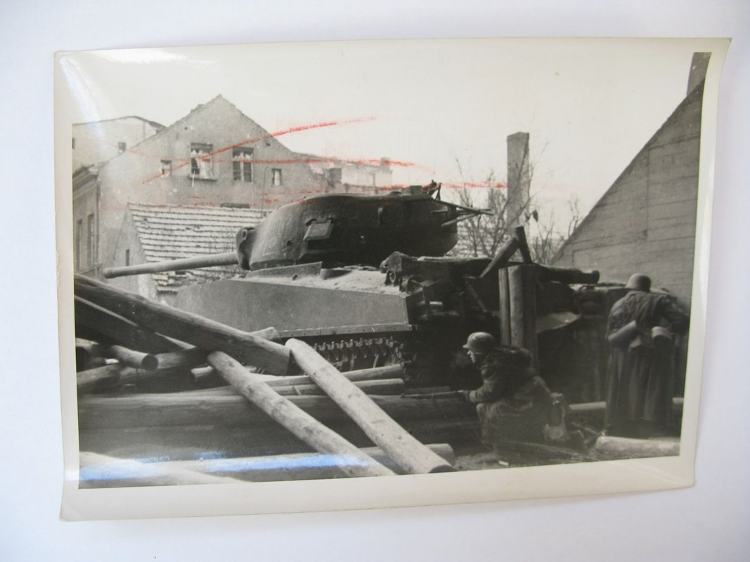 Endkampf Küstrin mit abgeschossenen sowjet Panze