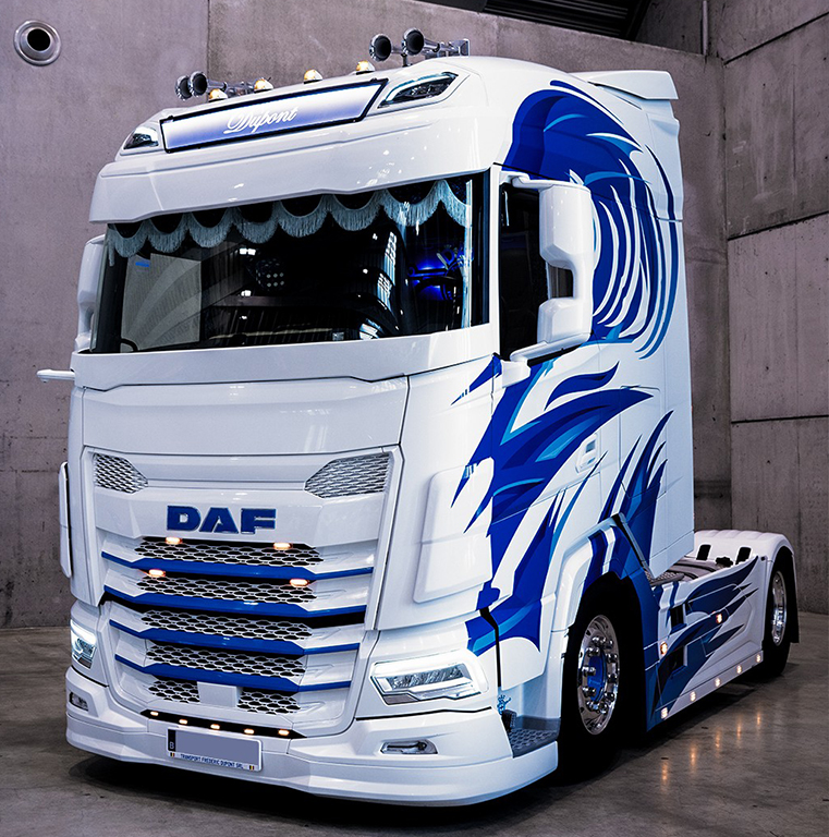 Camion tuning exposé avec peinture personnalisée