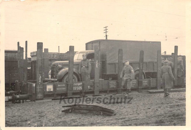 Deutsche LKW Ford auf Militär Zugfahrt nach Ostf