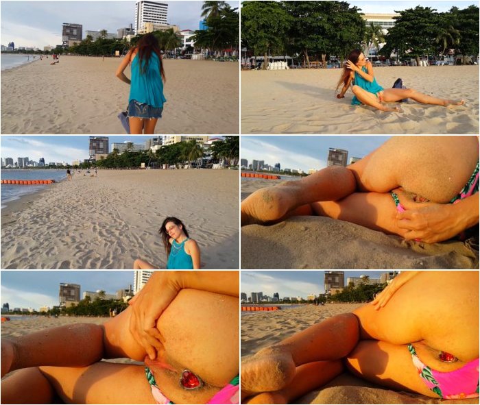 pussy-Flashing-on-Public-3.jpg