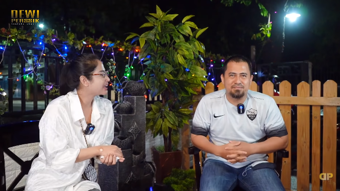 Dewi Perssik ngobrol dengan kakak Saipul Jamil