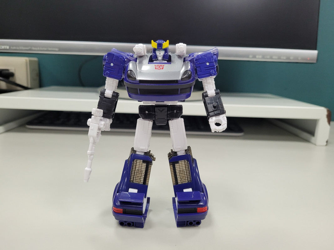 Buzzworthy-Bumblebee-Silverstreak-At-US-retail-06