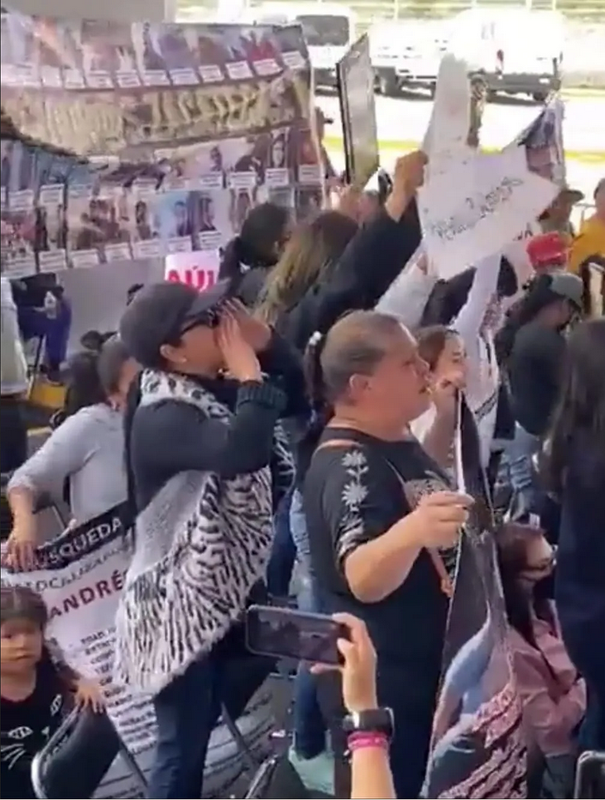 Entre gritos y lagrimas, AMLO se compromete buscar a desaparecidos en Zacatecas